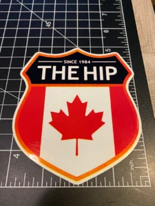 3 GRÖSSEN - Tragisch hip Kanada Flagge Wappen Vinyl Aufkleber Laptop Kühlschrank Männerhöhle - Bild 1 von 2