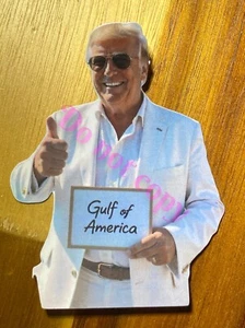 ADESIVO ADESIVO IMPERMEABILE 3" DONALD TRUMP GOLFO D'AMERICA ART UNICO NEL SUO GENERE - Foto 1 di 2