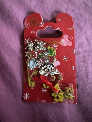 PIN DE NAVIDAD DE SANTA MICKEY WALT DISNEY WORLD 2012 - PLUTÓN TIRANDO DEL TRINEO  Foto 1 de 4