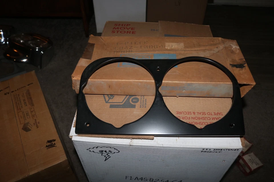 Nuevo de Lote Antiguo Ford Galaxie XL 1968 bisel de faros personalizado C8AZ-13064-B Foto 1 de 2