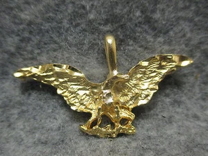 Ciondolo falco aquila alata aperta svettante tono oro con accenti incisi 1,25" L - Foto 1 di 2