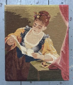 Antike Nadelspitze einer Frau, die ein Buch liest - Bild 1 von 6