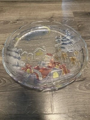Crystal Clear Studios Embossed GLASS CHRISTMAS SCENE SERVING DISH Vintage Santa - Изображение 1 из 3