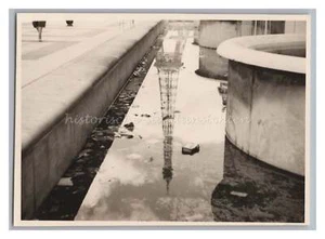 Paris Frankreich 1957 - Eiffelturm spiegelt sich im Wasser - Altes Foto 1950er - Picture 1 of 2
