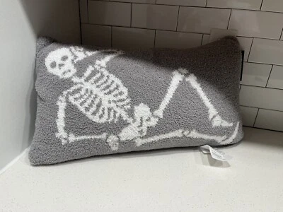 "Cojín sexy esqueleto de Halloween Rachel Zoe nuevo con etiquetas 13"" X 22"" RARO" Foto 1 de 4