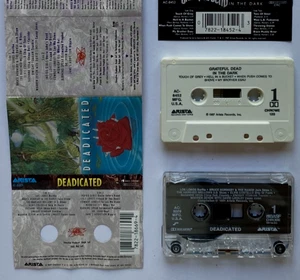 2 CASSETTE LOT GRATEFUL DEAD SET IN THE DARK & DEADICATED TRIBUTE - Bild 1 von 3