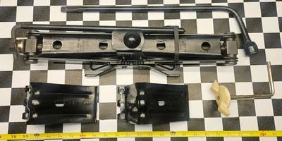 Chevrolet S10 GMC Sonoma 1998-2004 cabina extendida gato de emergencia kit de herramientas Foto 1 de 4