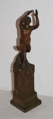 ANTICA SCULTURA IN BRONZO UOMO SU PIEDESTALLO STILE LIBERTY ART NOVEAU H.35cm. - Immagine 1 di 4