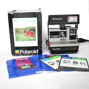 Fotocamera terrestre istantanea vintage Polaroid Sun 600 LMS pulita con scatola e manuali B1 - Foto 1 di 10