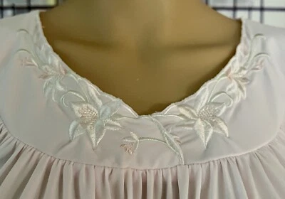 Camisola Miss Elaine Classics feminina rosa manga curta bordada náilon - Imagem 1 de 4