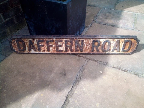 ANTIQUE VICTORIAN CAST IRON ROAD STREET SIGN - Daffern Road Cover