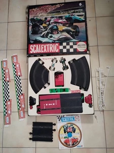 CIRCUIT SCALEXTRIC BOITE 38 TB RAIL TRANSFO BARRIERE 2 VOITURE LOTUS ET COOPER - Imagen 1 de 9