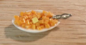 Zanahorias en rodajas miniatura para casa de muñecas en plato para servir - hechas a mano - Imagen 1 de 2