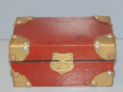 -JOLIE ANCIENNE PETITE BOITE COFFRET façon MALLE BOIS & METAL CLOUS Rouillés  D - Photo 1/4