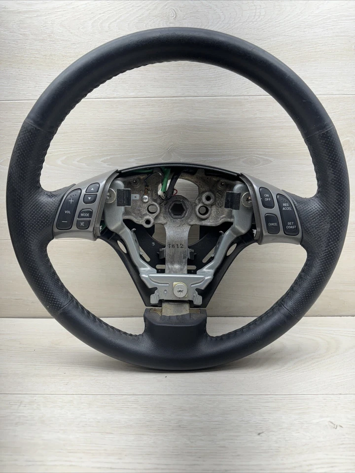 Volante deportivo Mazda 3 S 2008 con control de crucero y audio Foto 1 de 4