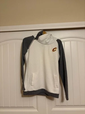 Pulôver com capuz Cleveland Cavaliers em camadas pequeno branco e cinza Gameday Couture - Imagem 1 de 3