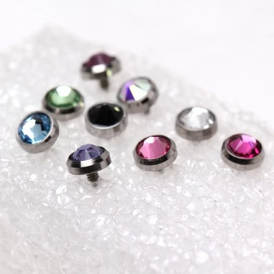 Parte superior dérmica roscada internamente de titanio grado 23 con circonita cúbica Foto 1 de 4