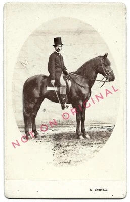 Foto CDV antigua de colección de la década de 1860 hombre guapo con sombrero de copa ecuestre montar a caballo Foto 1 de 2