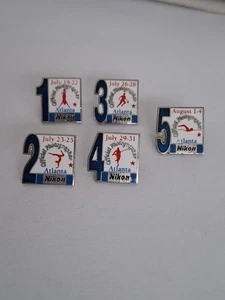 Distintivo Spilla Atlanta 1996 Olimpiadi Fotografo Ufficiale Distintivi X 5 Nikon 2x2 cm - Foto 1 di 8