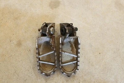 1998-2019 Kawasaki KX100 OEM Footpegs Foot Pegs com molas esquerda direita 2649 A10 - Imagem 1 de 4