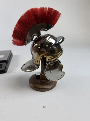 Casco Centurión Romano Miniatura Metal Rojo Pluma Madera Soporte Decoración Coleccionable Foto 1 de 4