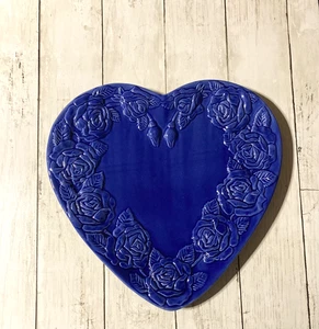 Herzförmige blaue Keramik Schale mit Rosen aus Portugal signiert 12" - Bild 1 von 6