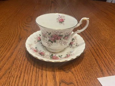 Juego de porcelana de hueso y taza de té rosa lavanda Royal Albert hecho en Inglaterra Foto 1 de 4