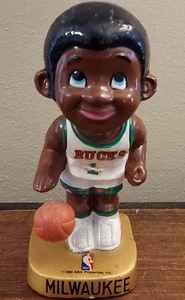 RARO MILWAUKEE BUCKS anni '60 Oscar Robertson BOBBLEHEAD "LIL' DRIBBLER Nodder - Foto 1 di 9