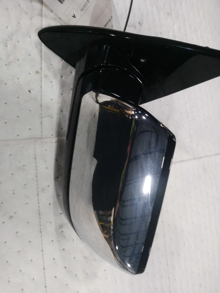 Used Left Door Mirror fits: 2017 Chevrolet Suburban 1500 Power w/turn signal opt - Image 1 of 4