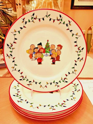 PEANUTS A CHARLIE 棕色圣诞餐盘 4 件套 SNOOPY AND GANG 全新 — 第 1/4 张图片