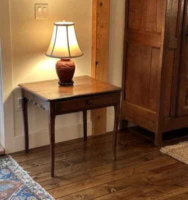 Auténtica RARA Mesa de un solo cajón de nogal francés del siglo XVIII c 1760 pasadores de madera Foto 1 de 4