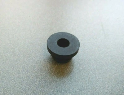 EXCELLENT BRAND NEW GENUINE PORSCHE 912 LEFT CYLINDER HEAD BREATHER GROMMET PLUG - Image 1 of 3