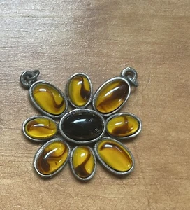 Daisy Medallion - Picture 1 of 3