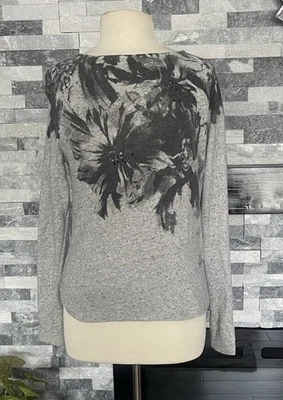 Sudadera Express Cuello Redondo, Gris con Estampado Floral Negro S/P Foto 1 de 4