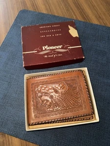 Cartera de recuerdo vintage Pioneer de cuero mecanizado a mano nativo americano México años 60 - Imagen 1 de 4