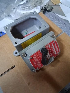 Appleton EDSF21Q & EDSC271 Cover with Switch Single Gang 3/4" Feed Thru Box - Picture 1 of 2