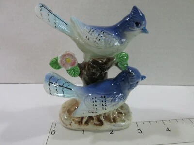 Estatuilla flor rosa vintage de pájaros jay azules de Japón encaramados en árbol Foto 1 de 4