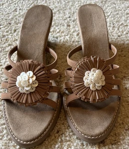 Easy Spirit Damen-Sandalen Größe 9 hellbraun/elfenbeinfarben Keilabsatzverzierung - Bild 1 von 6