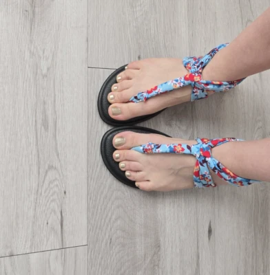 Sanuk | Sandalias bohemias Yoga Mat Ella azul estampado floral honda trasera | WMS 7 Foto 1 de 4