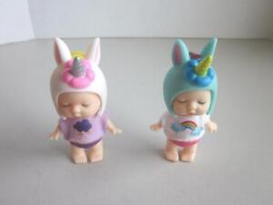 2 adorables poupées bébé avec chapeaux/casques licorne