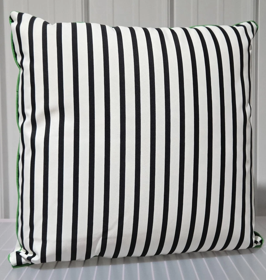 Almohada Kate Spade Rayas Blancas y Negras con Borde Verde 20" Acento Cuadrado Foto 1 de 4