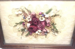 Vintage gerahmte Trocken- & Seidenblumen Collage mit Deckchen & Spitze - burgund/rosa - Bild 1 von 6