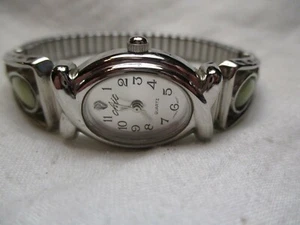 Chic Women's Classy Green & Silver Toned Wristwatch w/ Metal Expansion Band - Picture 1 of 12