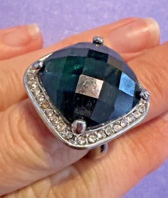 Impresionante anillo facetado verde talla 6,75 tono plata cristal halo cuadrado Foto 1 de 4