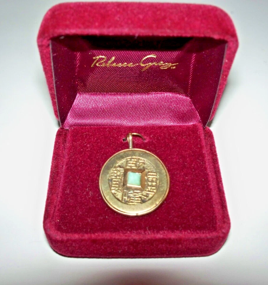 Antigua moneda china con centro de jade de 0,025 quilates y colgante con marco de oro de 14 k - A1 Foto 1 de 4
