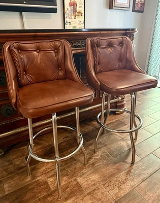 Par de sillas giratorias vintage de vinilo marrón cromado taburete de bar años 60 70 mediados de siglo Foto 1 de 4