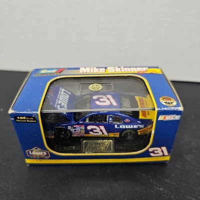 Réplica de coche diecast de carreras Lowe's Revell Mike Skinner 1999 1:64 Foto 1 de 4