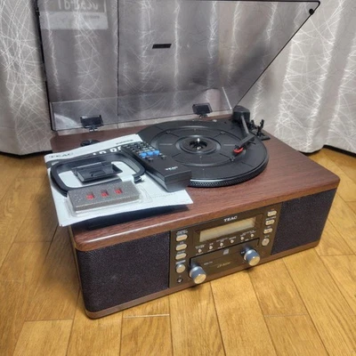 Teac Turntable / Cassette Player with CD Recorder "LP-R520" - Image 1 of 4