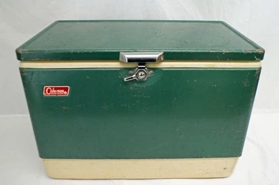 老式 20 世纪 70 年代 Coleman 冷藏箱绿色白色冰柜 22x13 英寸 x 15 英寸野营设备 — 第 1/4 张图片