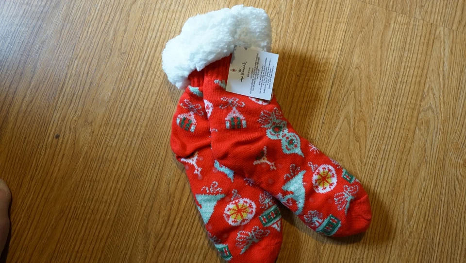 全新带标签 HALLMARK VIP 2024 COZY LINED FAUX FUR SOCKS 100% 聚合物-一码袜子 — 第 1/1 张图片